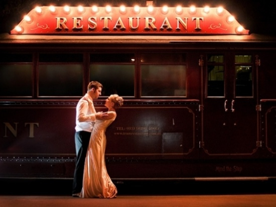 澳大利亚惬意时光 当地特色 流动风景 墨尔本殖民电车餐厅 The Colonial Tramcar Restaurant 午餐or晚餐飨宴 墨尔本自由行 当地体验以及各种旅游活动 Veltra